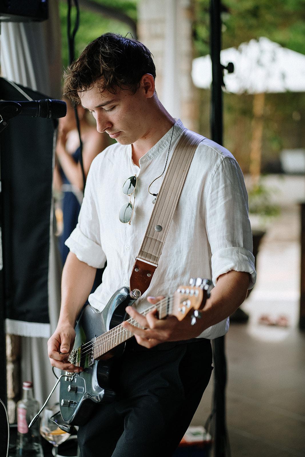 Brandnew Partyband in Rosenheim
Hier ist unser Gitarrist Felix Unterlinner zu sehen
