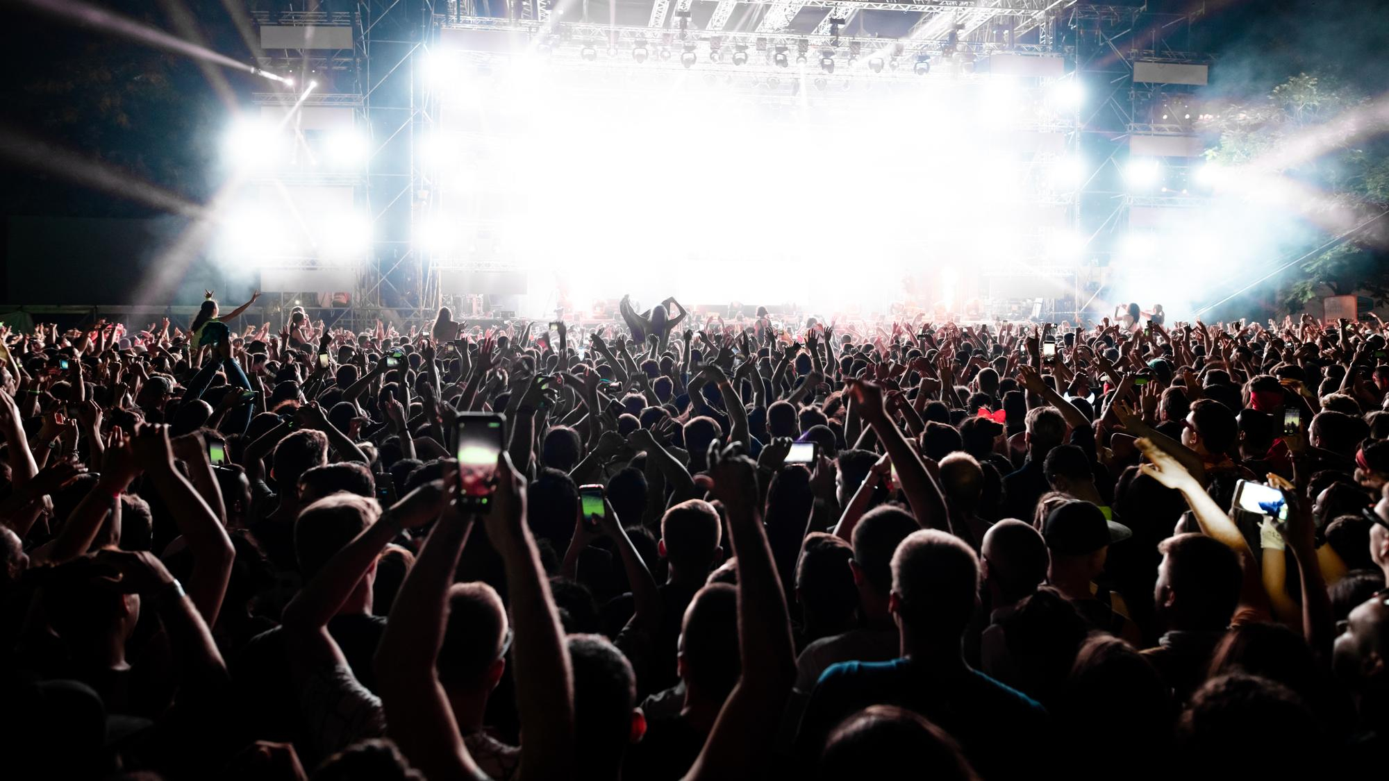 Das Bild zeigt die Brandnew Band aus Rosenheim bei einem rießigen OpenAir-Festival. Zu sehen sind viele tausende von Menschen die in Richtung Bühne schauen und eine gute Party erleben.
Partyband in Rosenheim