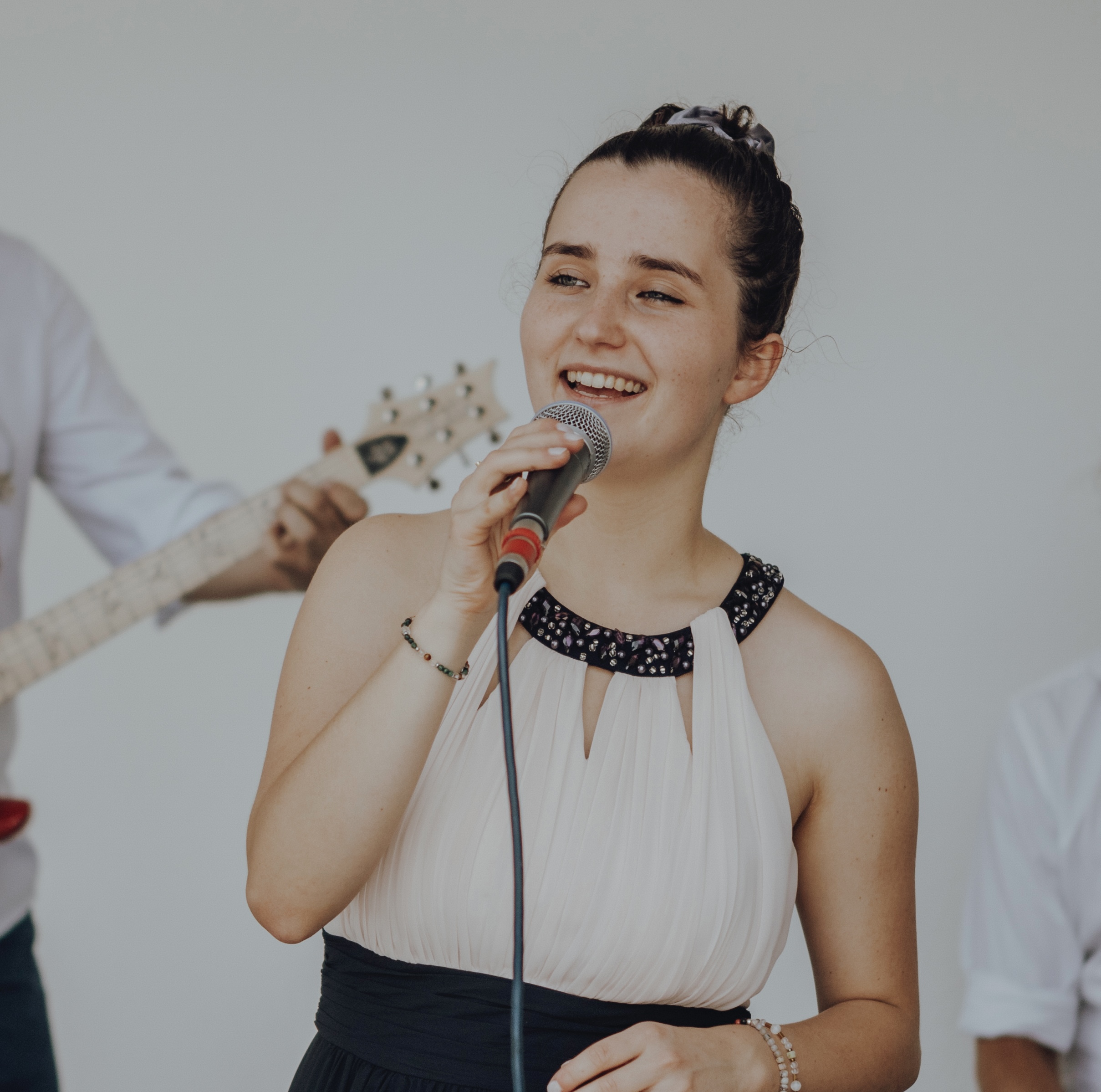 Das Foto wurde von ©Alessia Hansen Photography bei einer Hochzeit aufgenommen. Es zeigt unsere Sängerin und Moderatorin Stephanie Hrdina.
Brandnew Partyband in Rosenheim