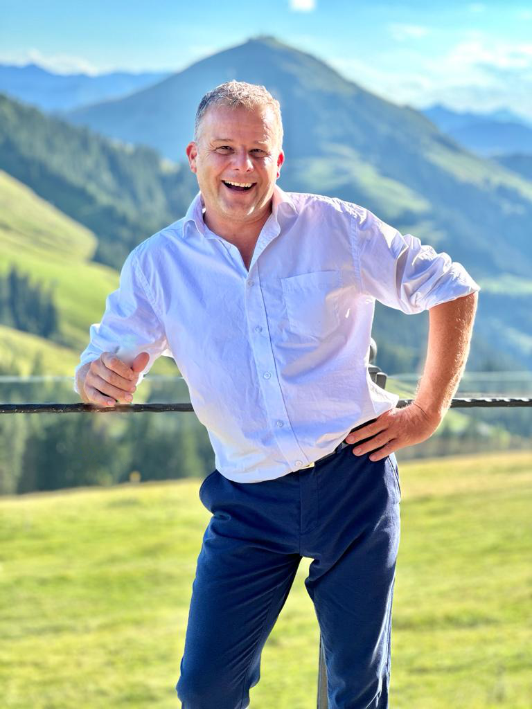 Brandnew Partyband in Rosenheim
Hier ist unser Schlagzeuger Michael Franzelin zu sehen. Im Hintergrund ist eine schöne Landschaft zu erkennen