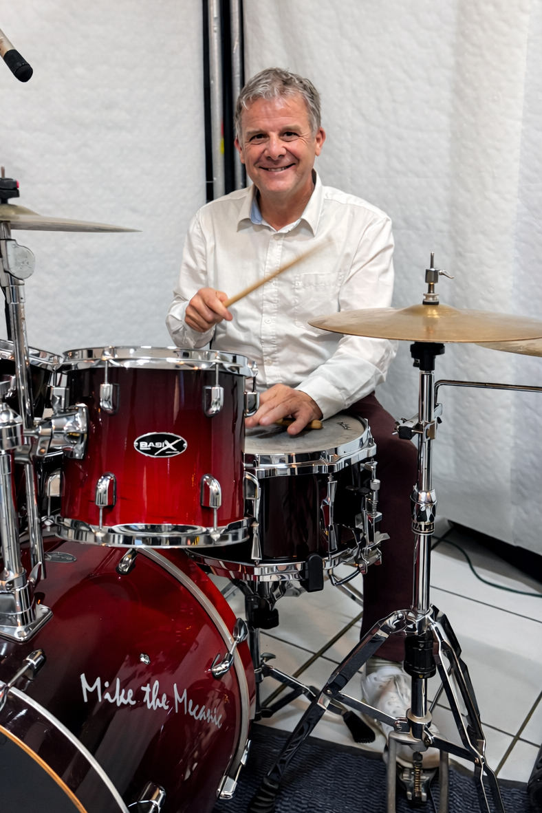 Brandnew- Eure Liveband aus Rosenheim für Hochzeiten und Events. Auf dem Foto sieht man unseren Schlagzeuger Michael Franzelin