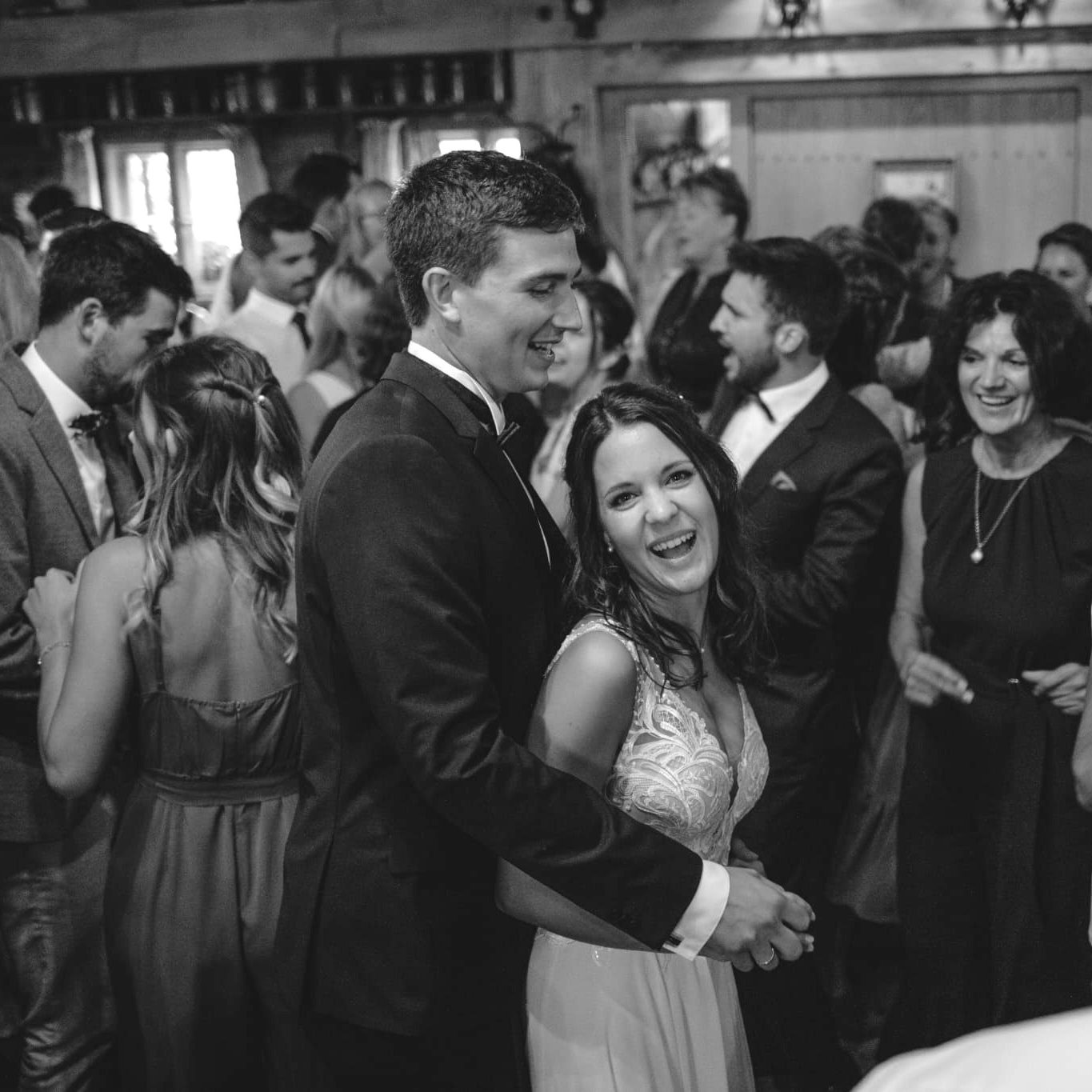 Tanzende Hochzeitsgäste und glückliches Brautpaar – Hochzeitsband Rosenheim Brandnew Band sorgt für volle Tanzfläche mit Liveband Musik